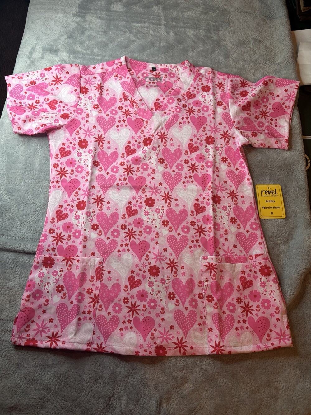 Revel Premium Stretch Women Shrub Top Medium Valentine Hearts Pink Floral NWT